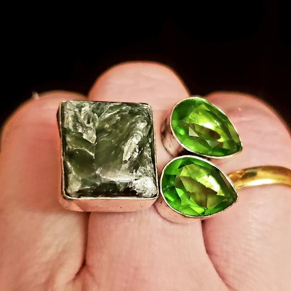 New Seraphinite & Peridot Silver Open Cuff Ring. - Picture 7 of 8